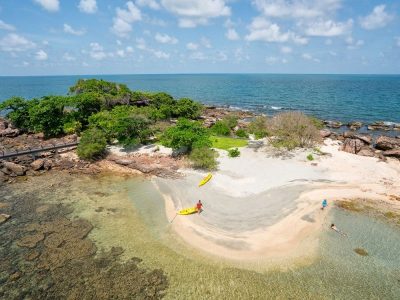Kayaking to reach Northern Fingernail island (Hon Mong Tay)