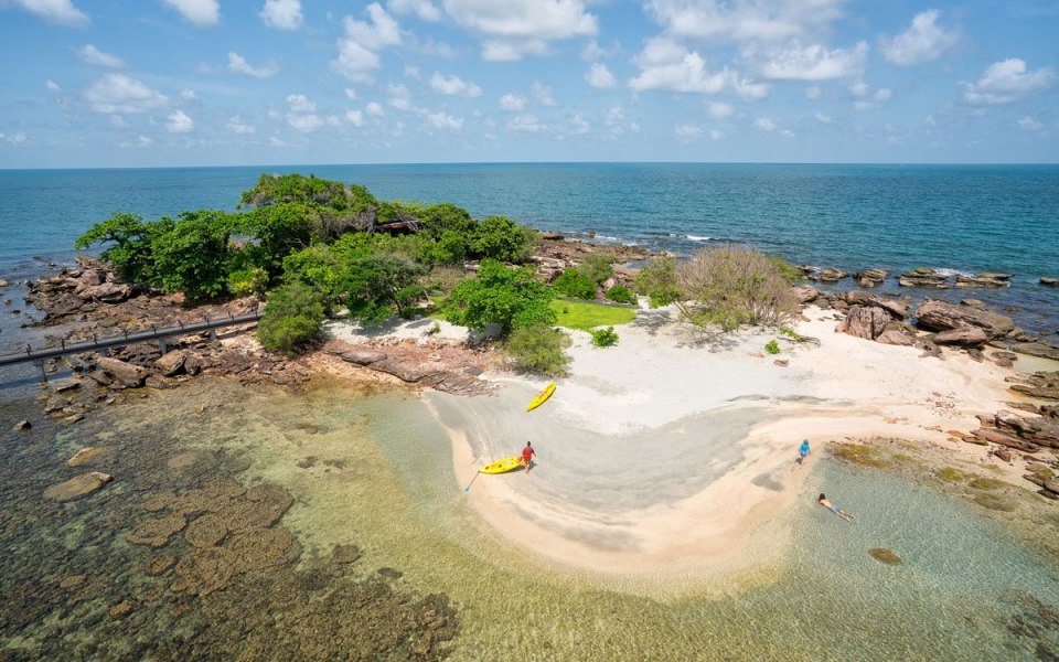 Kayaking to reach Northern Fingernail island (Hon Mong Tay)