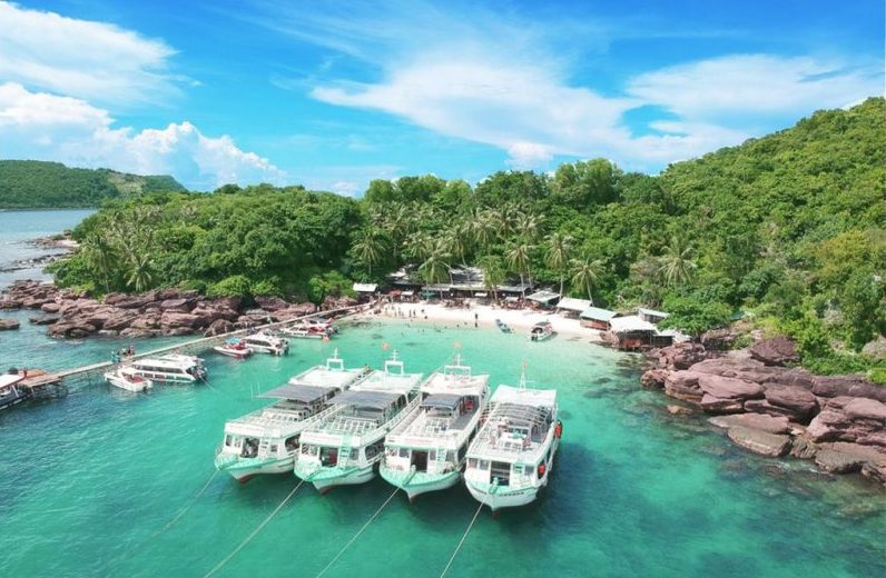 Phu Quoc fingernail island with lots of boats