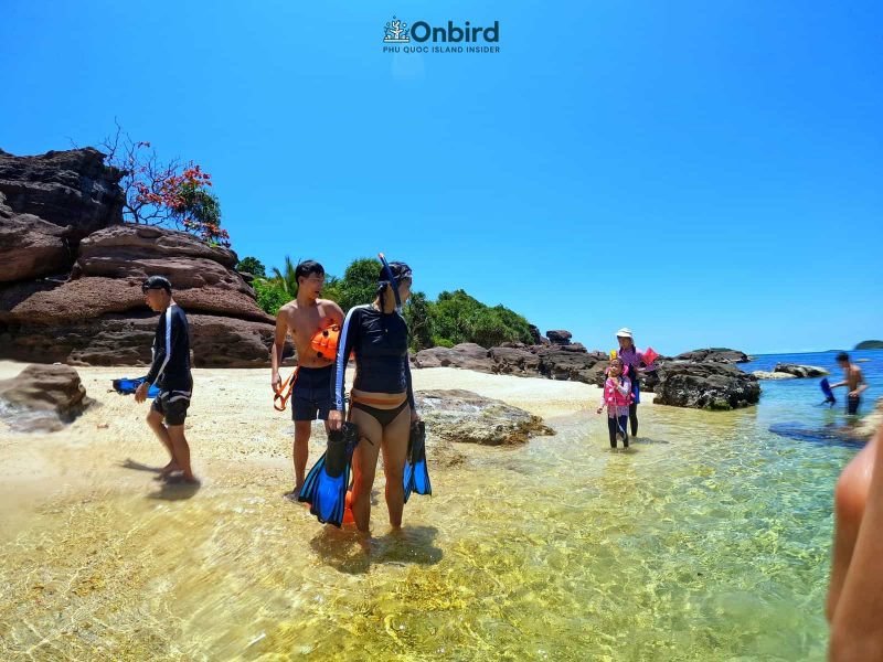 Snorkeling pinic trip in Phu Quoc Island to explore coral reefs - island hopping - natural beach