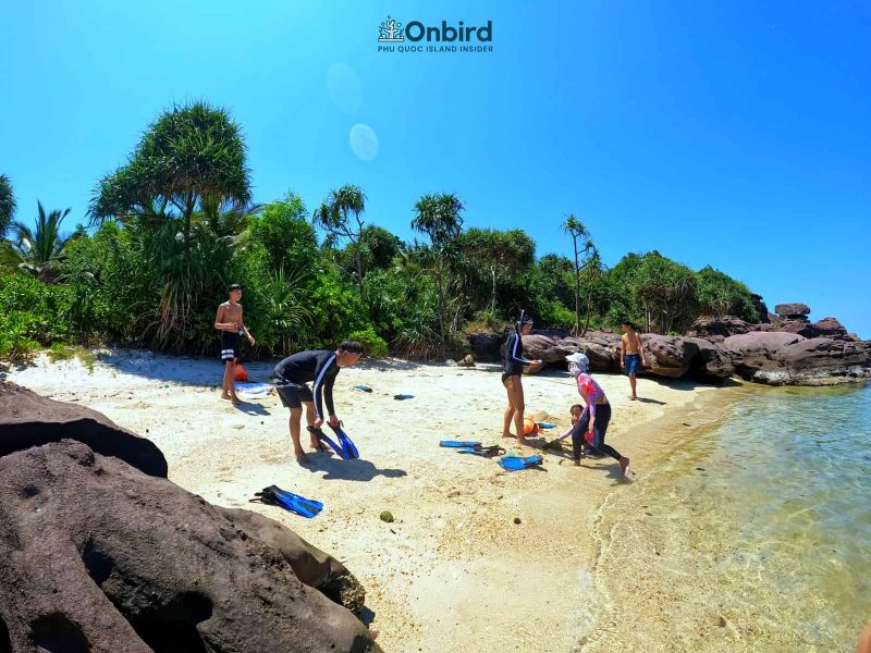 Snorkeling pinic trip in Phu Quoc Island to explore coral reefs