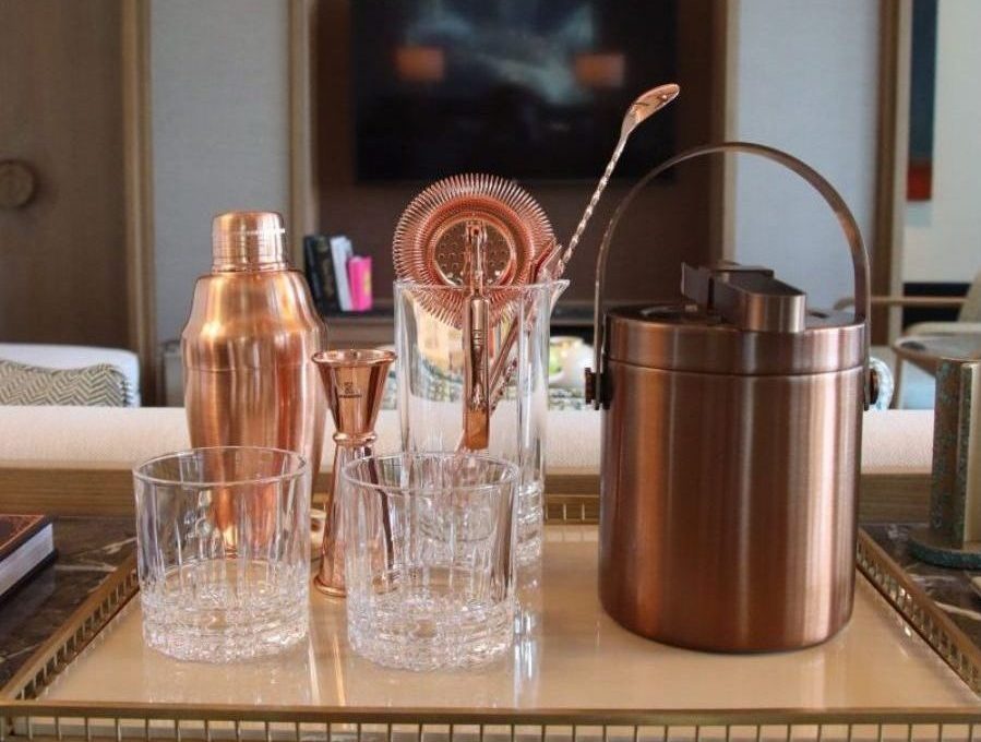 Một số vật dụng trong phòng để khách tự pha chế cocktail