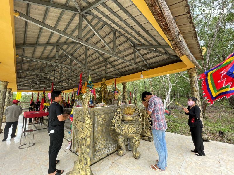 Den Tho Nguyen Trung Truc Temple Cua Can (8)