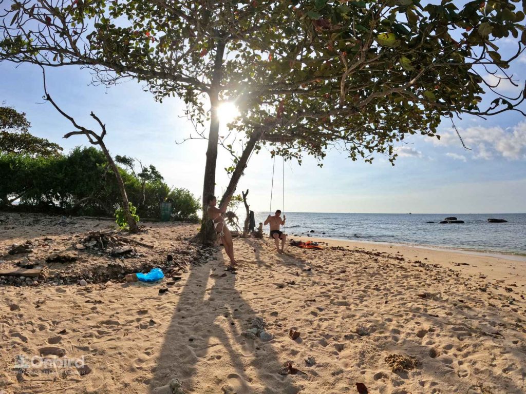 Time for the couple to relax and talk in a private ambiance after snorkeling time