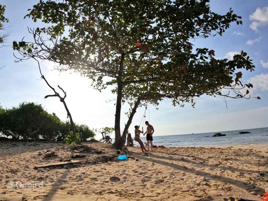 Time for the couple to relax and talk in a private ambiance after snorkeling time