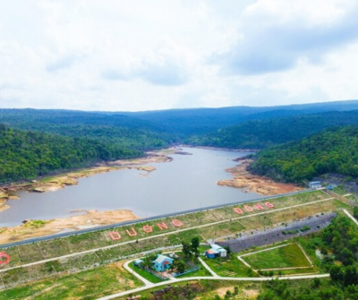 Toàn cảnh Hồ Dương Đông Phú Quốc, hồ chứa nước ngọt quan trọng giữa đồi núi xanh tươi.