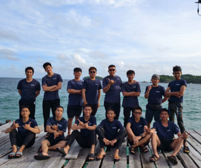 Hướng dẫn viên du lịch OnBird Phú Quốc chuyên nghiệp đang dẫn đoàn khách, thể hiện cơ hội nghề nghiệp trong lĩnh vực du lịch sinh thái.