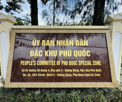 The People's Committee of Phu Quoc Special Zone sign in Duong Dong, at 04 30/4 Street, symbolizing the island's administrative change.