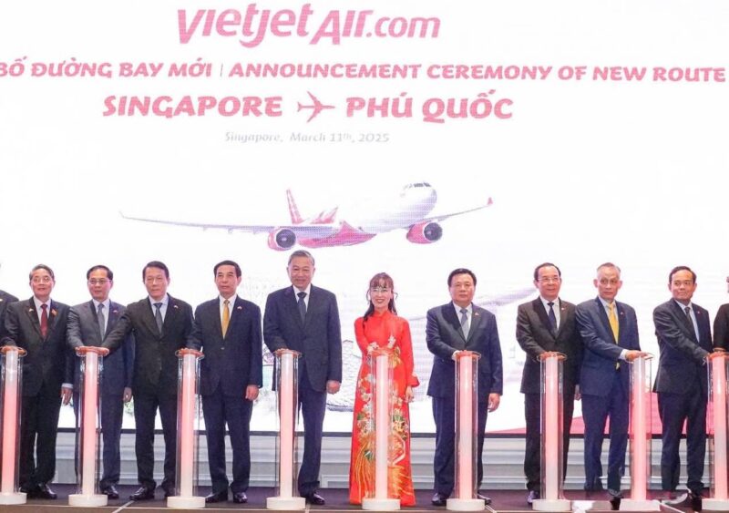 Tổng Bí thư Tô Lâm cùng các đại biểu thực hiện nghi thức khai trương đường bay Singapore-Phú Quốc