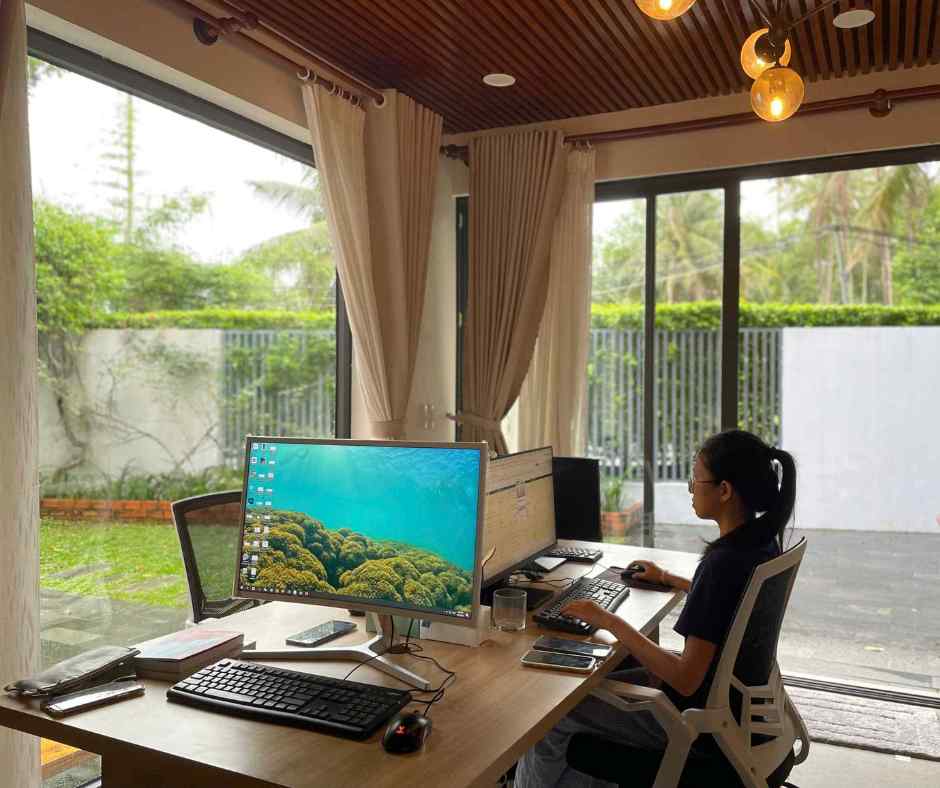 Khu vực làm việc bên trong văn phòng