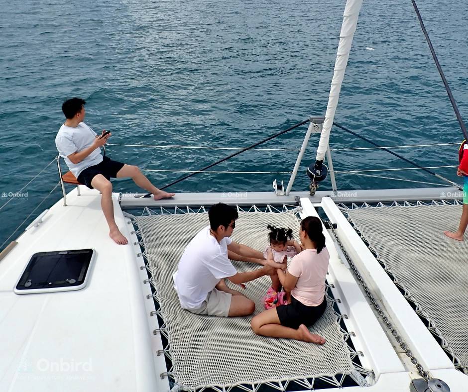 Hoặc đơn giản là vui chơi và tắm nắng, tận hưởng không khí và khung cảnh tuyệt đẹp của vùng biển Phú Quốc