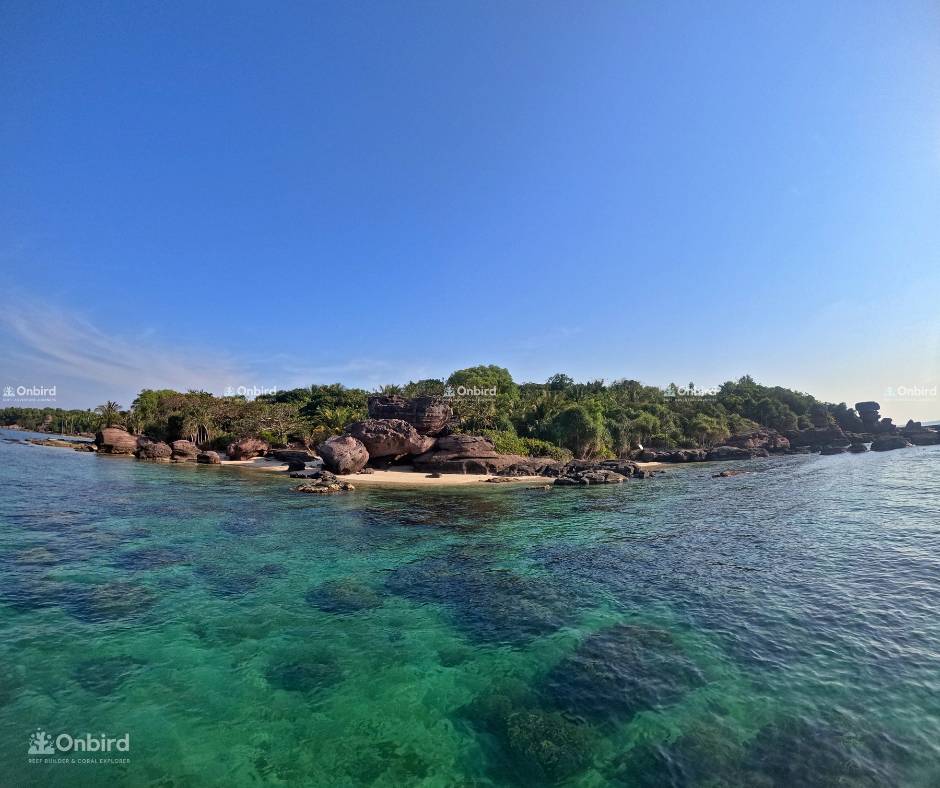 Sắc nước xanh màu ngọc lục bảo trong vắt của vùng biển quần đảo An Thới