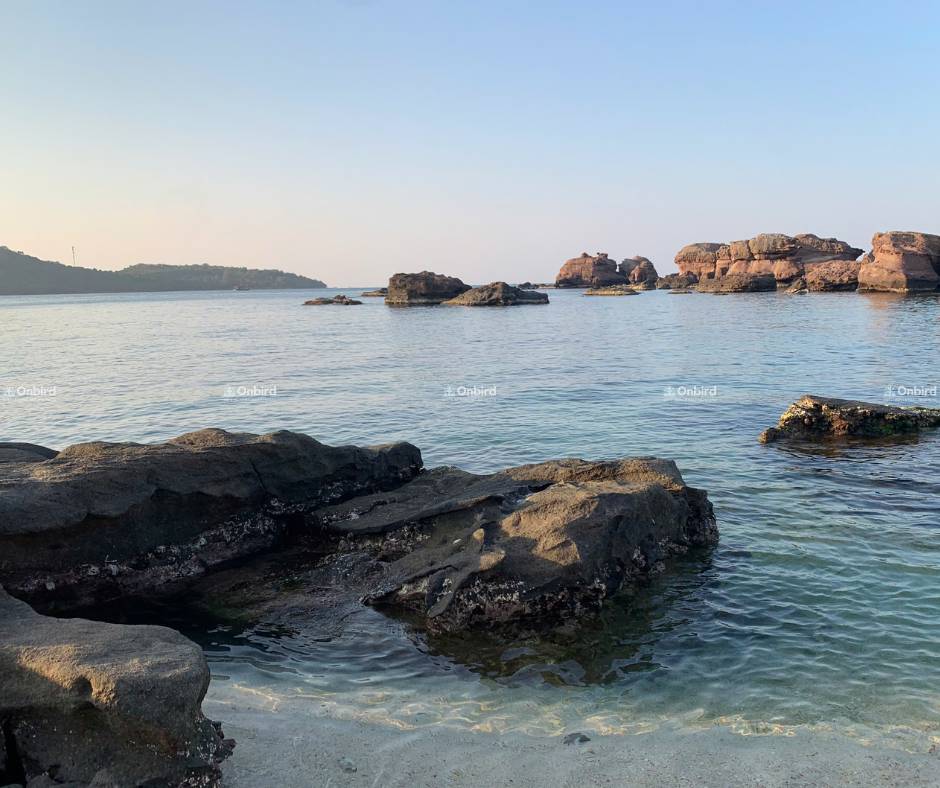 Nhiều khu vực biển hoang sơ với những mỏm đá và bãi cát trắng mịn