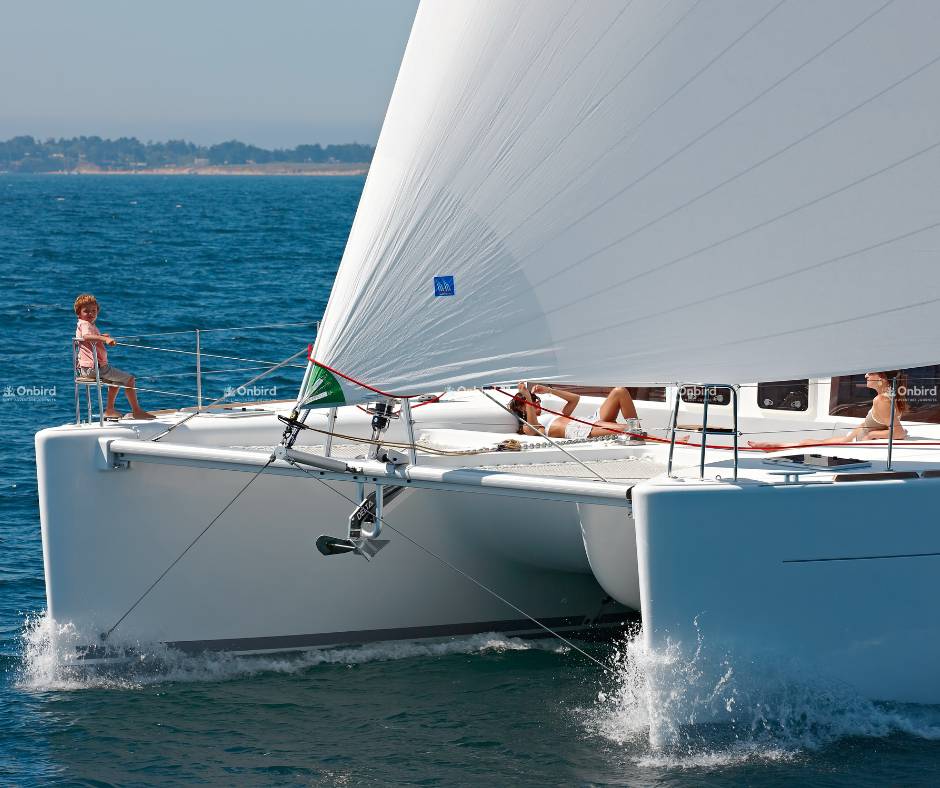 Du thuyền buồm Catamaran với thiết kế 2 thân ổn định