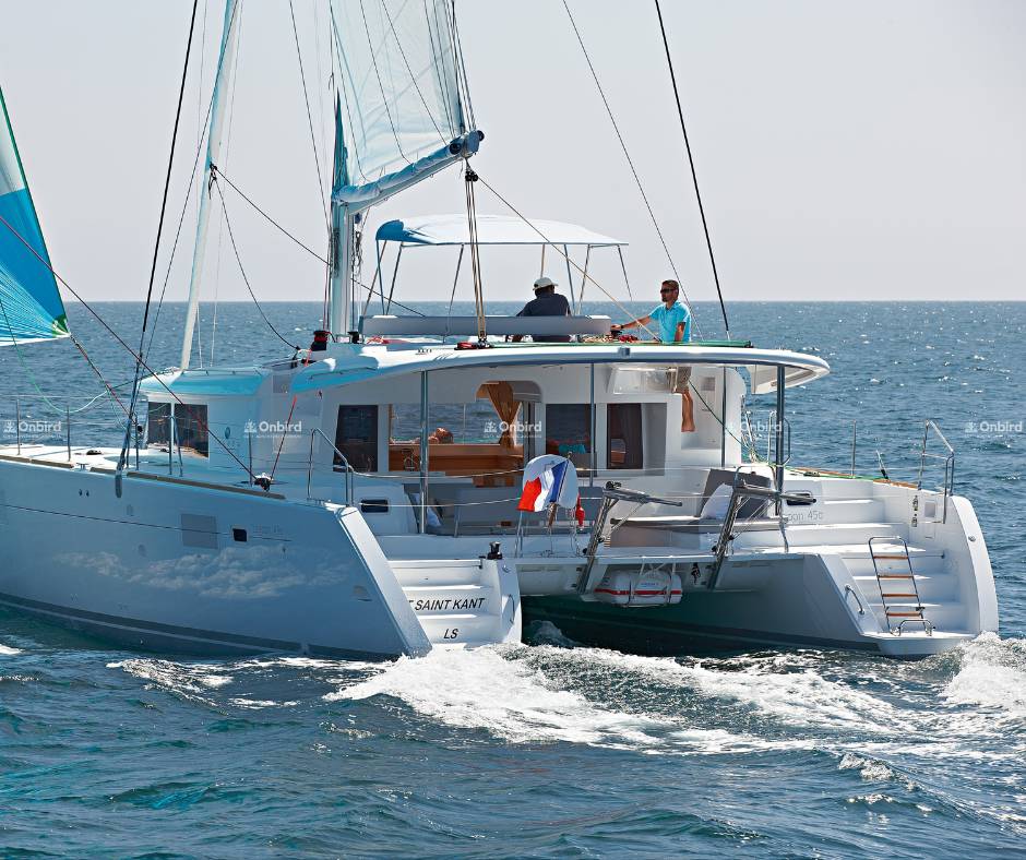 Du thuyền buồm Catamaran với thiết kế 2 thân ổn định